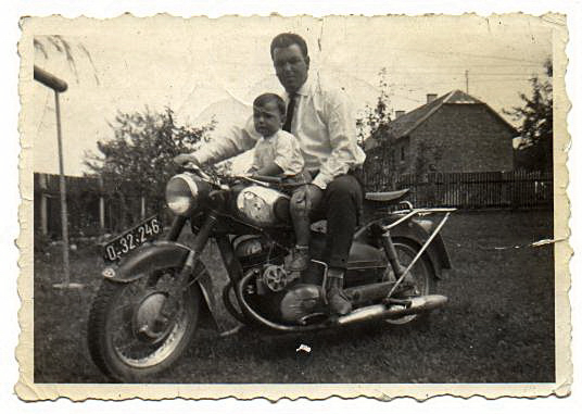 1962 Firmengründer Wilhelm Stadler, damals noch Geselle, mit Junior Reinhard auf seinem ersten Motorrad.